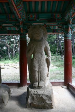 경주 배동 석조여래삼존입상 오른쪽 보살상