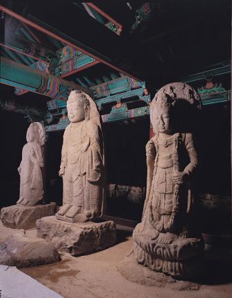 경주 배동 석조여래삼존입상
