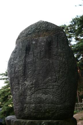 경주 남산 미륵곡 석조여래좌상 뒷면