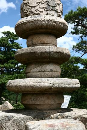 경주 남산 용장사곡 석조여래좌상 원반석