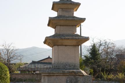 경주 남산동 동·서 삼층석탑_상대석 (촬영년도 : 2015년)