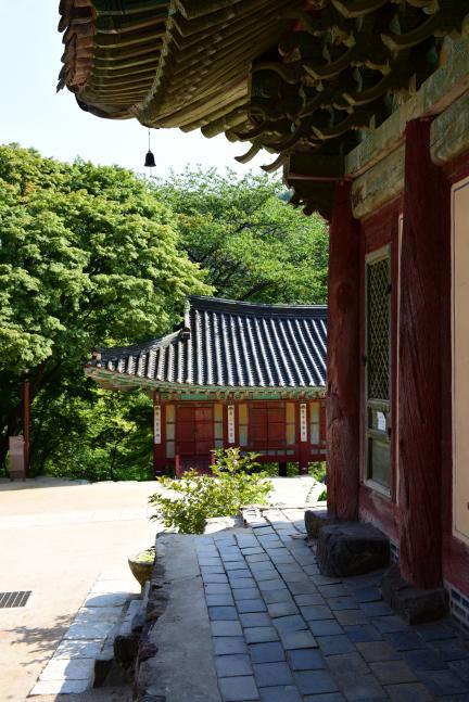 강화 전등사 대웅전_대웅전과 대조루 (촬영년도 : 2015년)