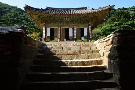 강화 전등사 대웅전_대조루에서 바라본 대웅전 (촬영년도 : 2015년)