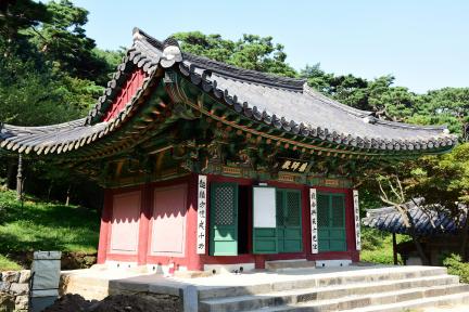 강화 전등사 약사전_측면 전경 (촬영년도 : 2015년)