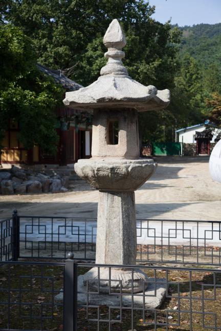 김제 금산사 석등_좌측면 (촬영년도 : 2015년)