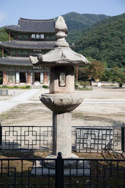 김제 금산사 석등_후면 (촬영년도 : 2015년)