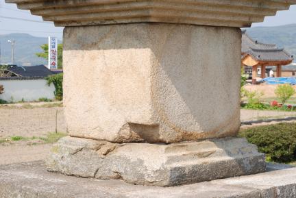 경주 남산동 동·서 삼층석탑_1층 탑신석_건축_2009년(출처 : 국립문화재연구소)