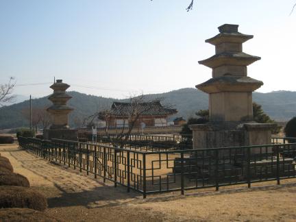 경주 남산동 동·서 삼층석탑_건축_2009년(출처 : 국립문화재연구소)