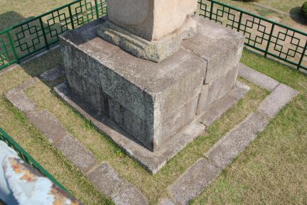 경주 남산동 동·서 삼층석탑_경계석_건축_2009년(출처 : 국립문화재연구소)