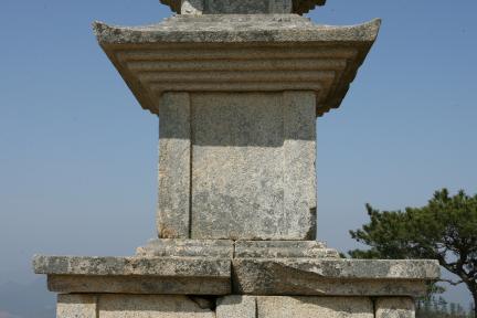 경주 남산 용장사곡 삼층석탑_1층 탑신부_건축_2009년(출처 : 국립문화재연구소)