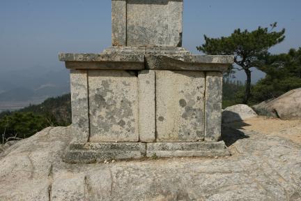 경주 남산 용장사곡 삼층석탑_기단부2_건축_2009년(출처 : 국립문화재연구소)